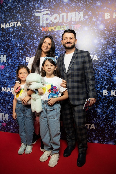 Виктория и Михаил Галустян с дочерьми Эстеллой и Элиной на показе SASHA KIMxUNIVERSAL и премьере "Тролли: Мировой Тур"