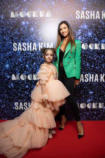 Кристина Воробьева с дочерью Лизой в платье из коллекции SASHA KIM "TROLLS" на показе SASHA KIMxUNIVERSAL и премьере "Тролли: Мировой Тур"