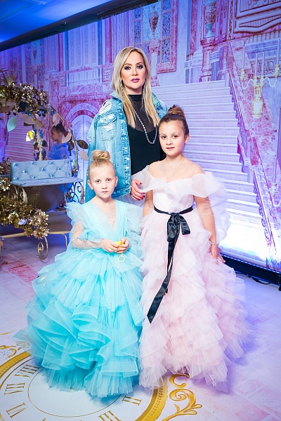 Инна Михайлова с дочками Иванной и Марией в платьях SASHA KIM