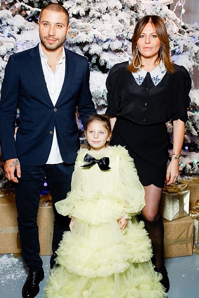 Алла и Расим Акперовы с дочерью Верой в платье SASHA KIM