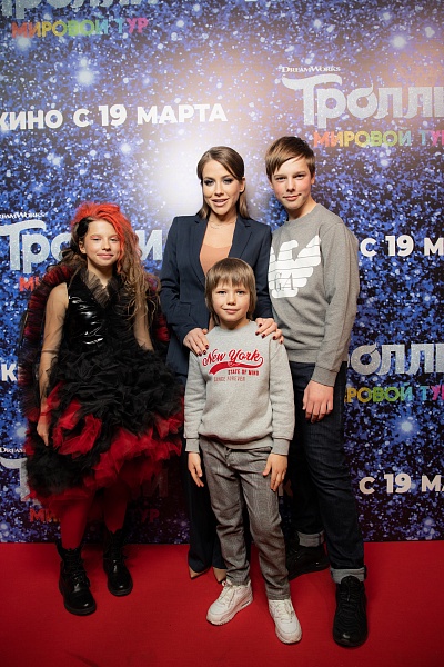 Юлия Барановская с детьми на показе новой коллекции SASHA KIM "TROLLS" и премьере мультфильма "Тролли: Мировой Тур"