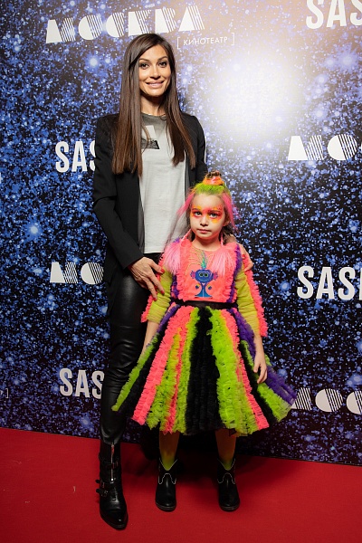 Ирина Йовович с дочерью Ариной в платье из коллекции SASHA KIM "TROLLS" на показе SASHA KIMxUNIVERSAL и премьере "Тролли: Мировой Тур"