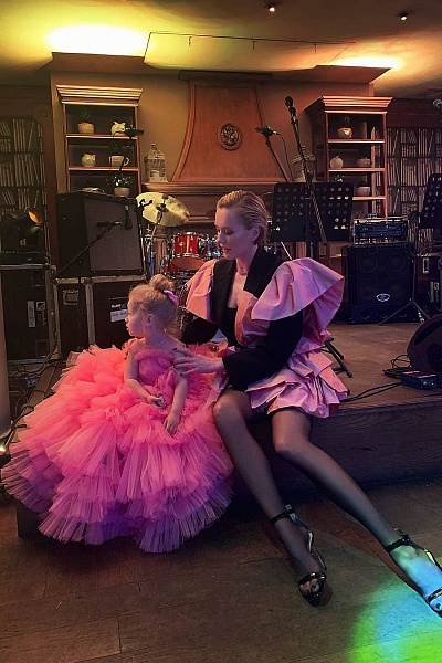 Наталья Давыдова с дочерью в платье SASHA KIM