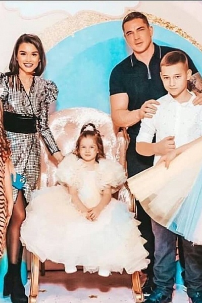 Ксения Бородина с дочерьми – Теоной в платье SASHA KIM и Марией