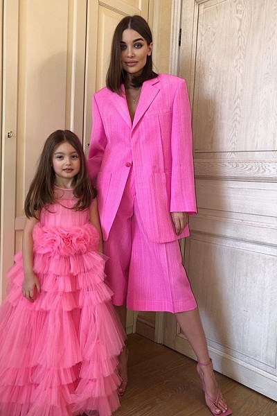 Дарья Коновалова с дочерью. Дочка в платье SASHA KIM